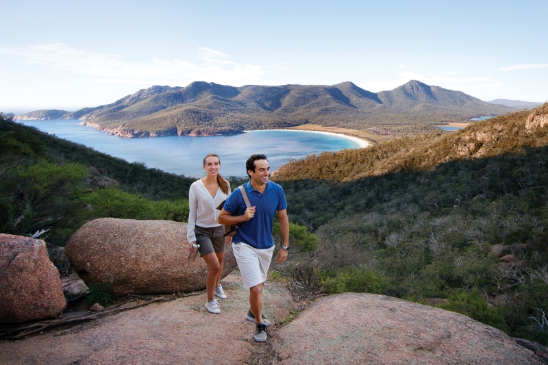 Couple hiking at Wineglass Bay, Freycinet National Park, Tasmania © Tourism Australia