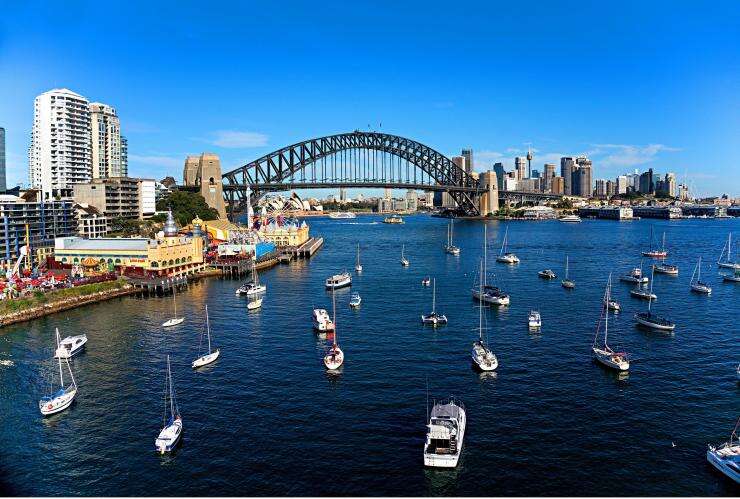 Aerial view of Sydney harbour © Tourism Australia 