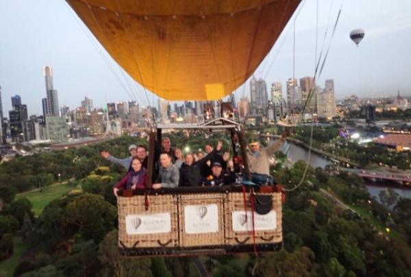 Canadian journalists- hot air balloon, Australia © Tourism Australia