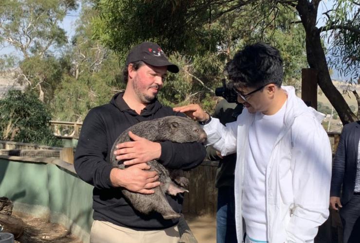 Duan Yihong at Bonorong Wildlife Sanctuary, Tasmania © Tourism Australia Duan Yihong at Bonorong Wildlife Sanctuary, Tasmania © Tourism Australia