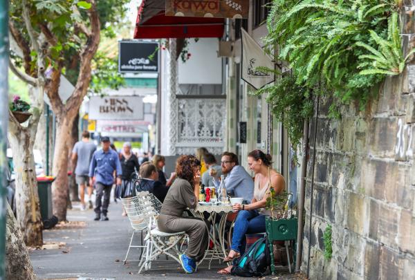People dining alfresco at a Surry Hills cafe, Sydney, New South Wales © Katherine Griffiths